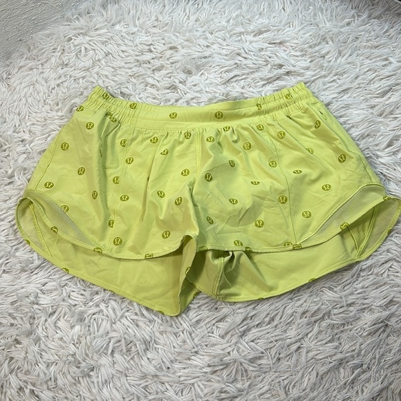 Lululemon Hotty Hot Short II *Long 4" Polka Dot Logo Lemon Vibe Matte - Picture 1 of 6